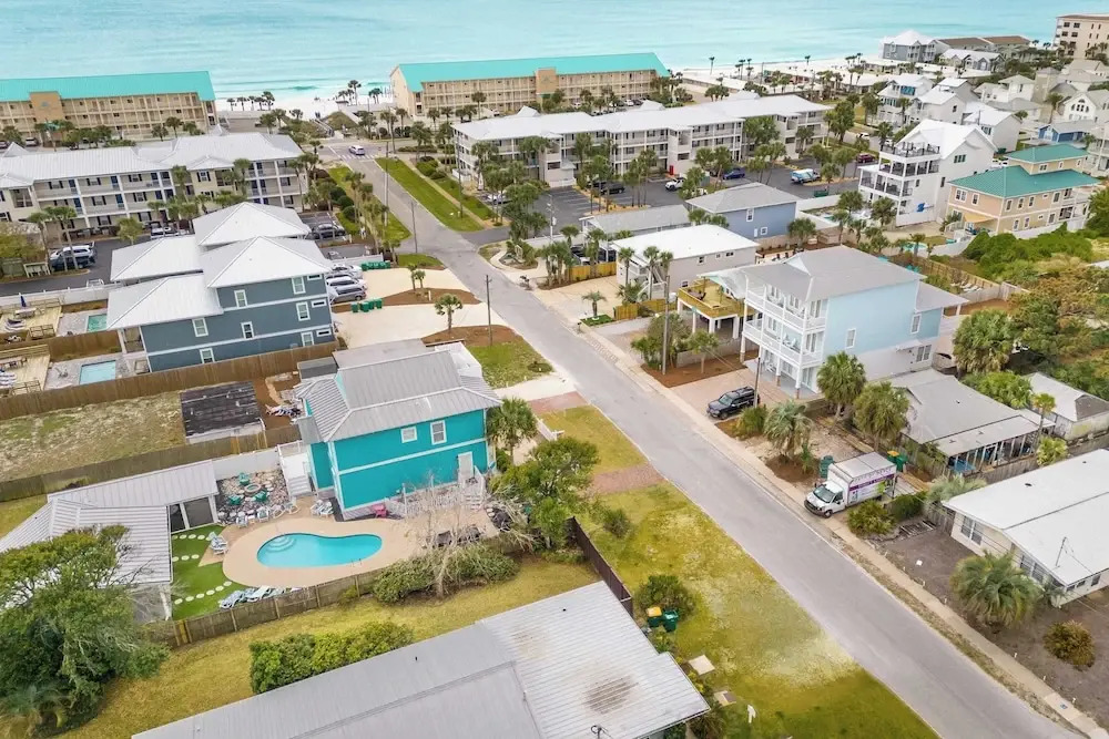Pelican Retreat by Avantstay 5 Mins TO Beach Pet Friendly w/ Pool & Bbq!