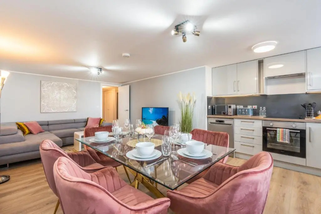 Charming Apartment In Andover Town Centre 55'' 4K Smart TV Netflix