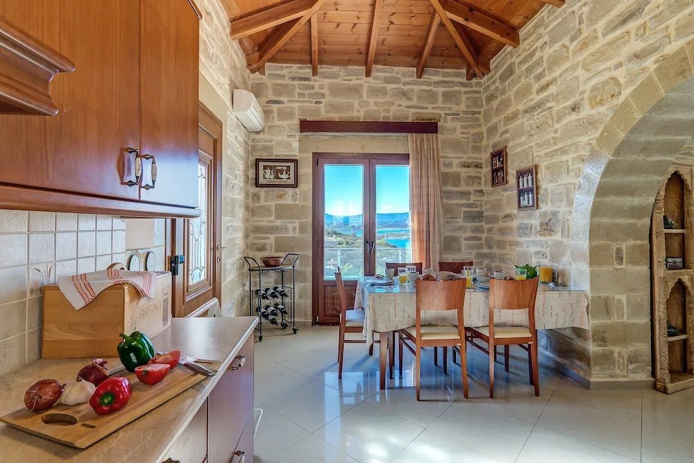 Hectoras Villa in Plaka BY APOKORONAS-VILLAS