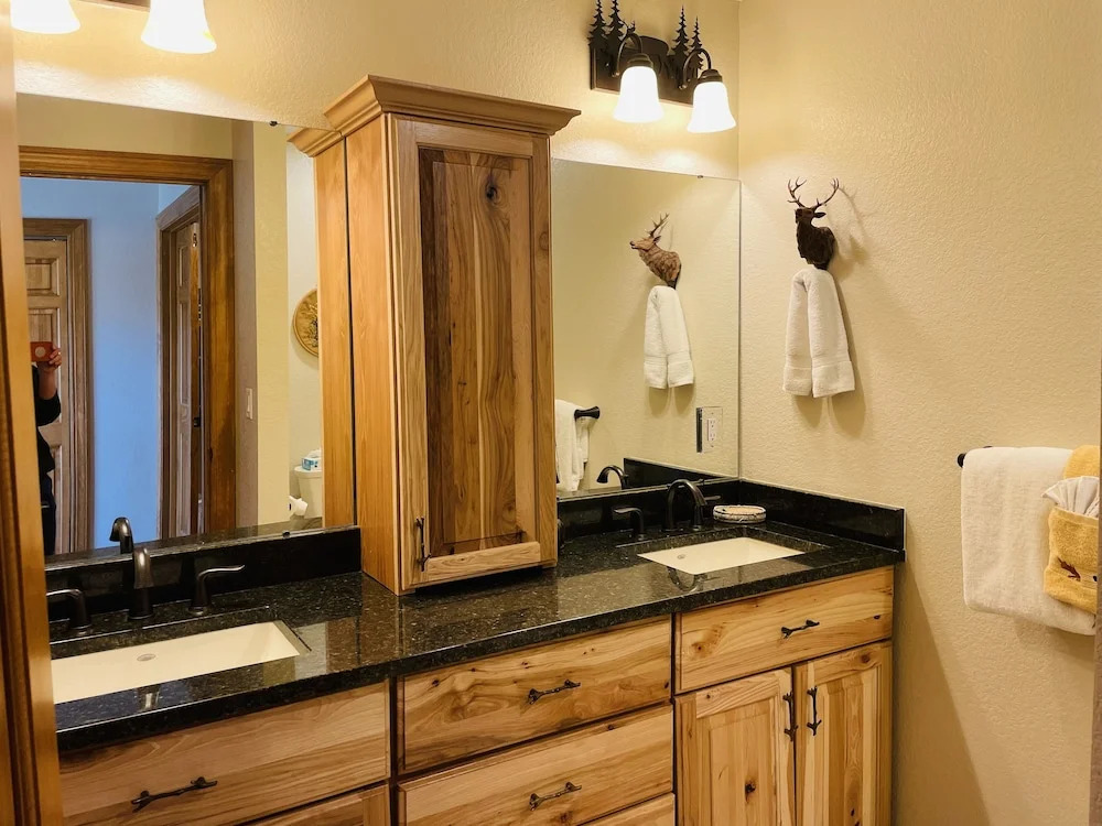 Bear-a-dise E.v. Reg #3432 4 Bedrooms 3.5 Bathrooms Cabin