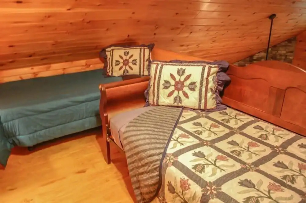 Overlook Retreat Cabin - Charming Cabin Mountain Views With Foosball Firepit