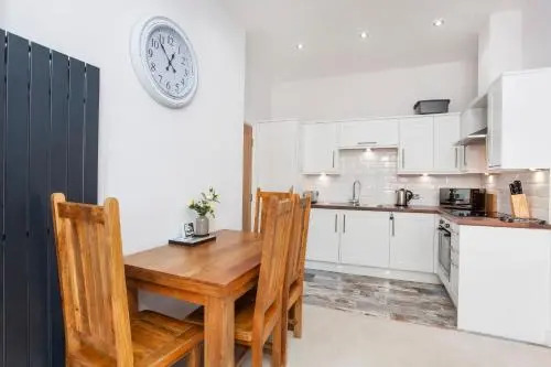Apartment 5 the Keyes- Bright & Spacious Apartment with Free Parking