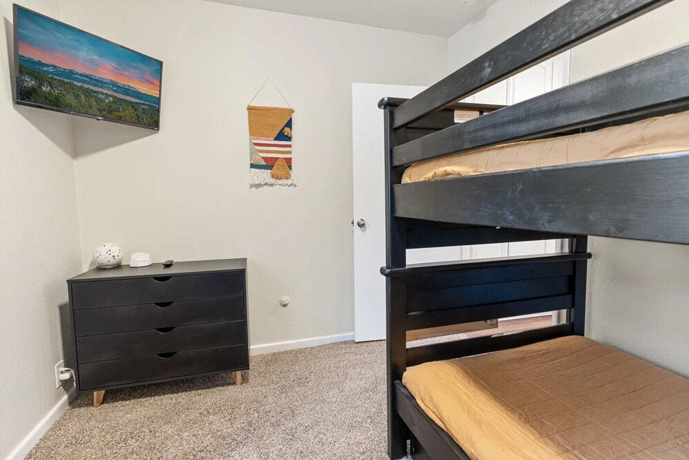 Badger Den - Located In The Heart Of The Village. Modern Aesthetics Meet Mountain Charm! 3 Bedroom Home