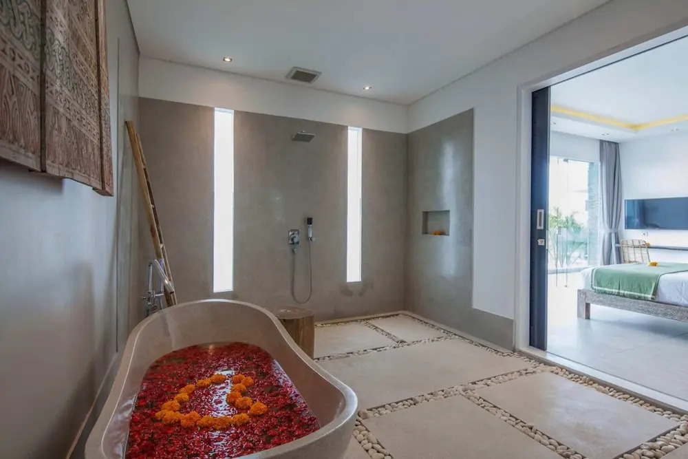 Villa Elisa - Spacious 4BR Luxury Villa, Walking Distance to Berawa Beach