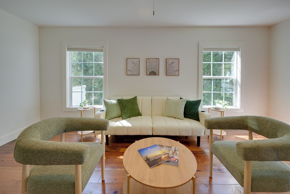 5 Mi to Pier Village: Coastal Jade Cottage