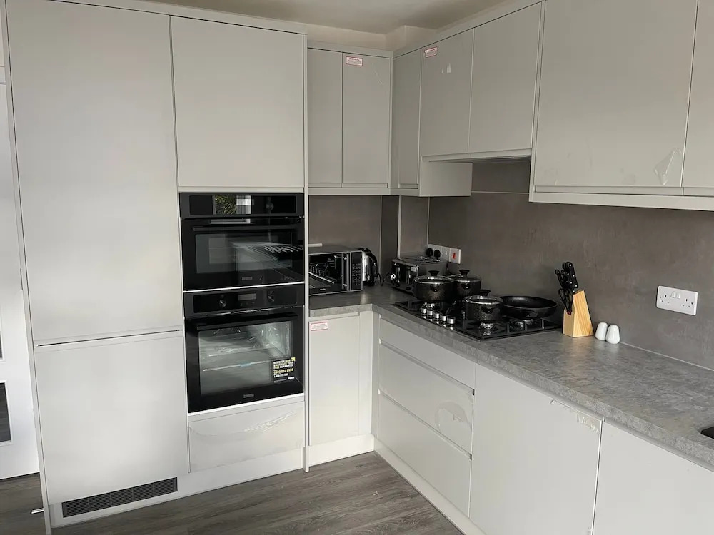 Brand New High Spec House with Parking & Wi-Fi By Home Away From Home - A