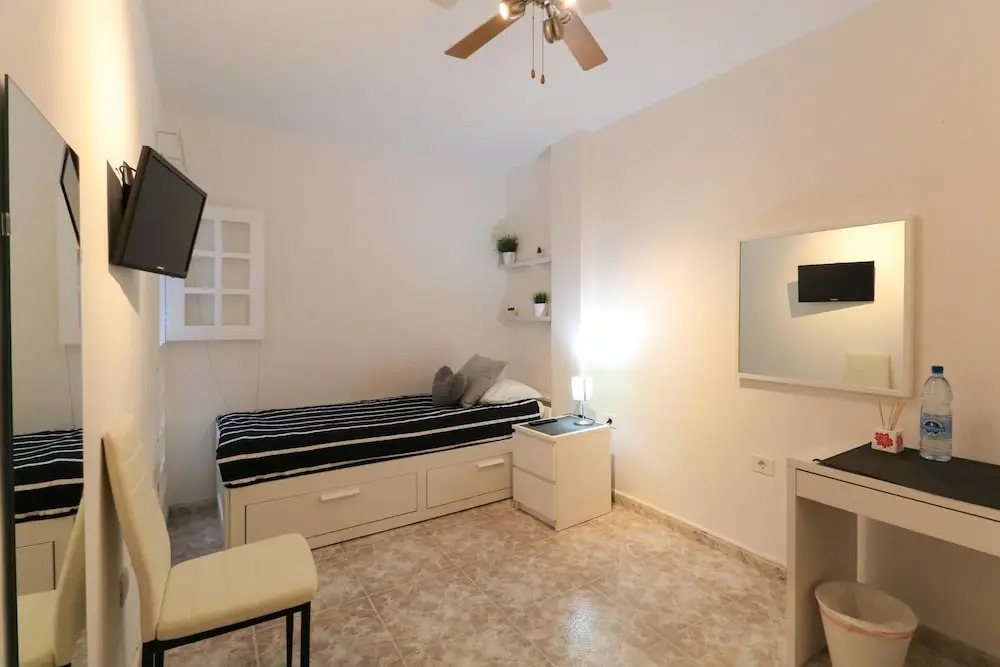 #3 Private Room Renovated Apt Habi