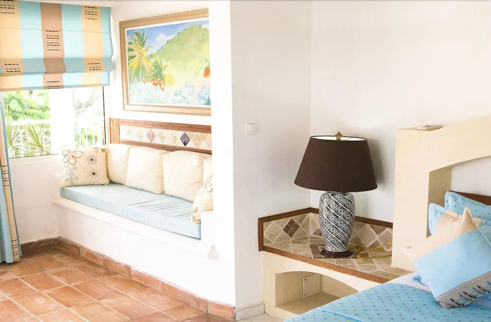 Charming Tropical Villa, Walk to the Beach! AC, Pool, Free Wifi, Concierge, Ideal for Families