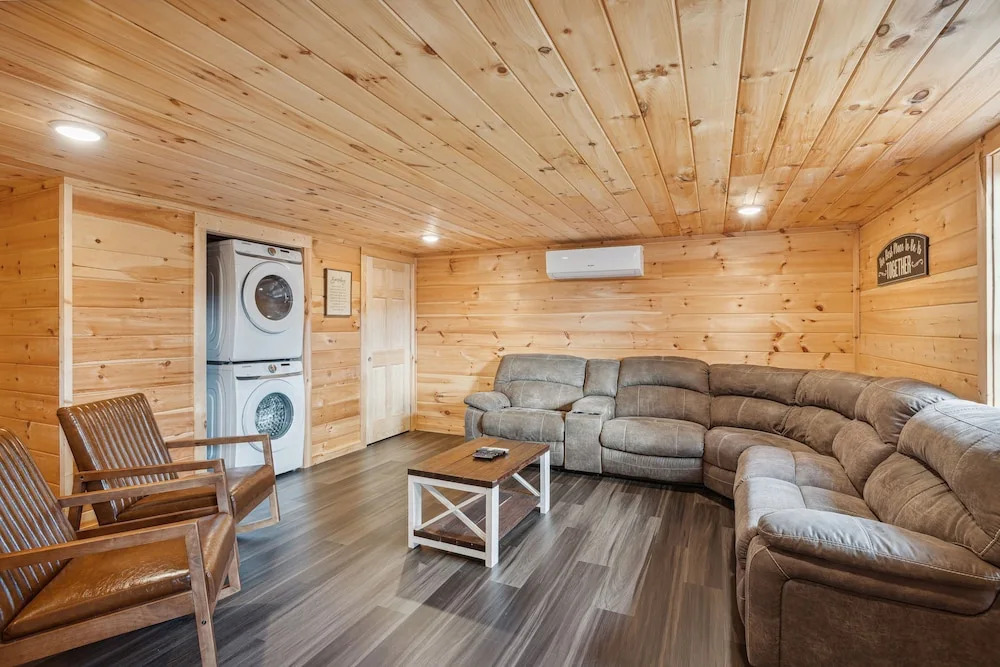 Majestic Valley Retreat 2 Bedroom Cabin by RedAwning