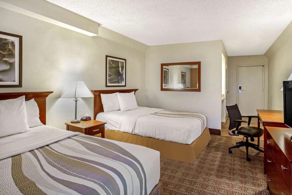 La Quinta by Wyndham Stamford / New York City