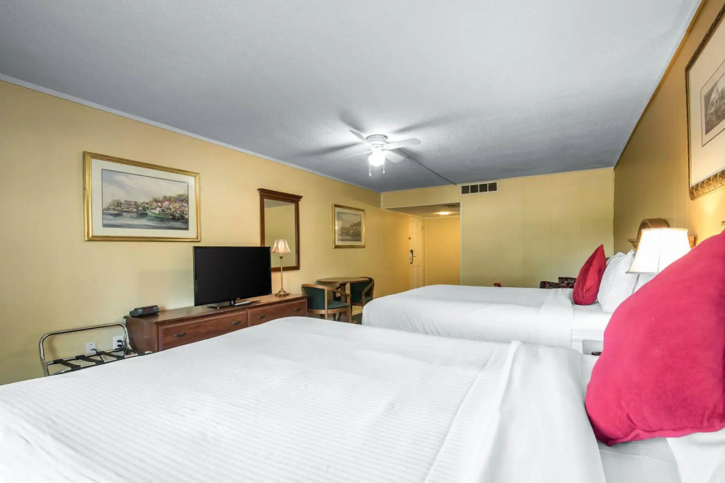 TiltonLodge Inn & Suites
