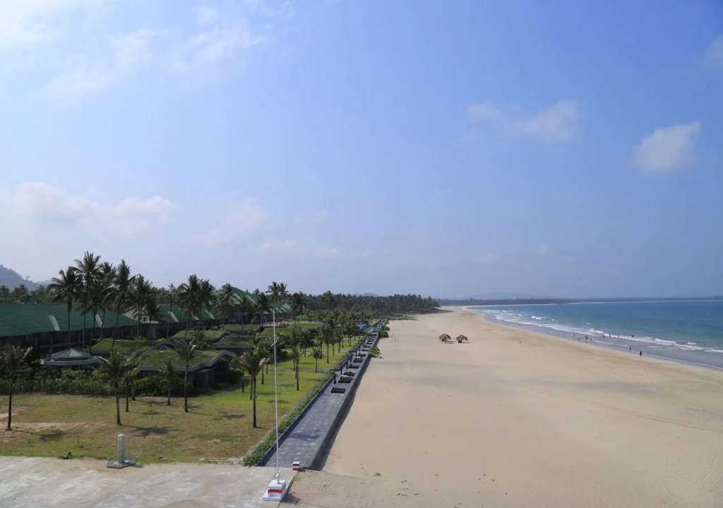 Ngwe Saung Yacht Club & Resort