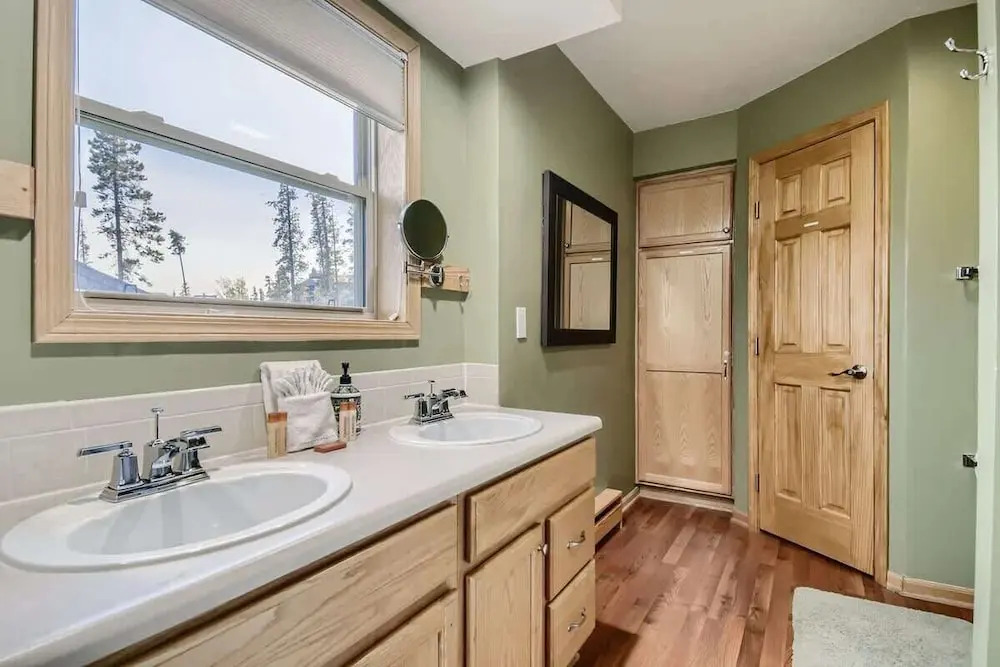 4BR Townhome w/ Private Hot Tub, Garage, and Deck