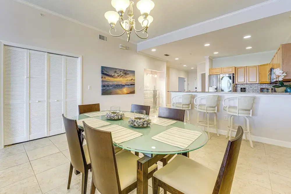 8th Floor Penthouse, Walk to Clearwater Beach