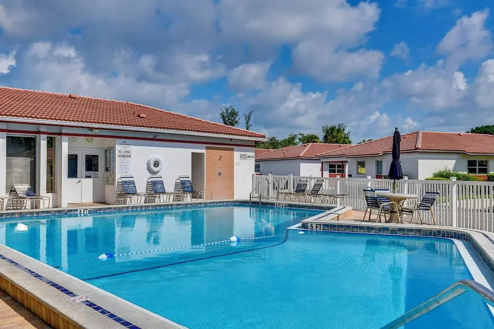 Tropical Sarasota Condo < 1 Mile to Beach!