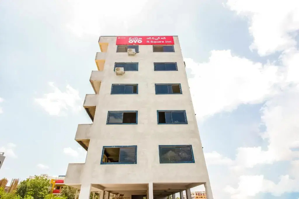 R Square Inn by OYO Rooms