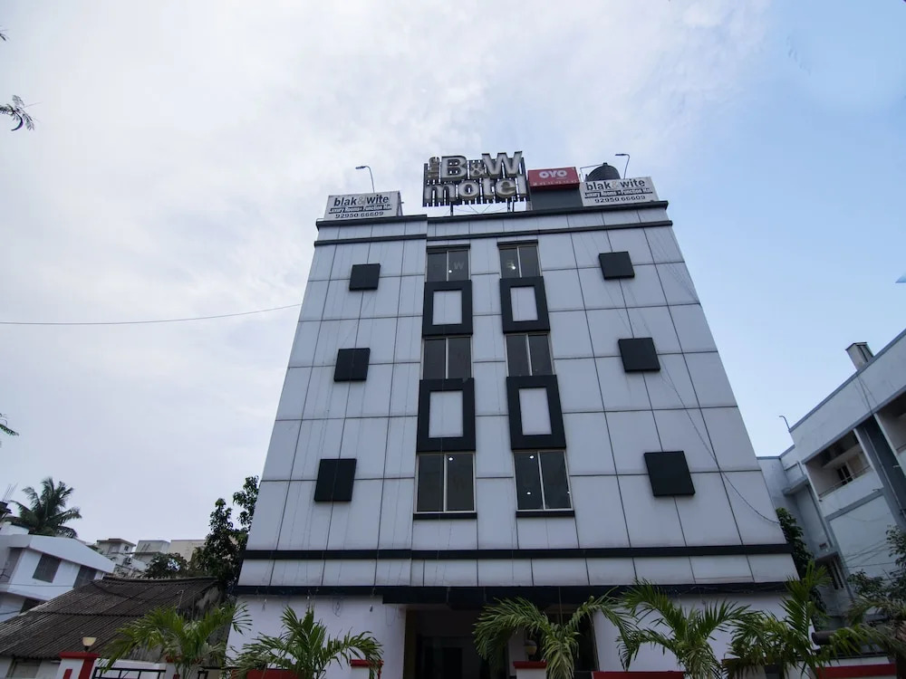 OYO 5131 The B&W Black & Wite Motel