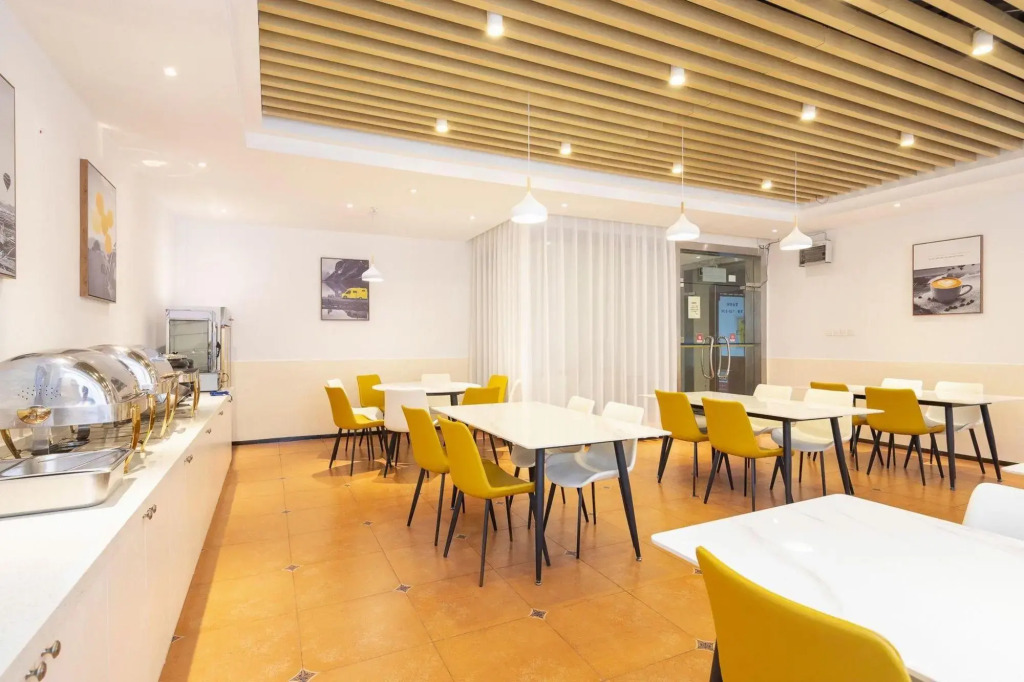 Aili cinema Zhenxuan Hotel (Haiken Plaza store, haixiu Middle Road, Haikou)