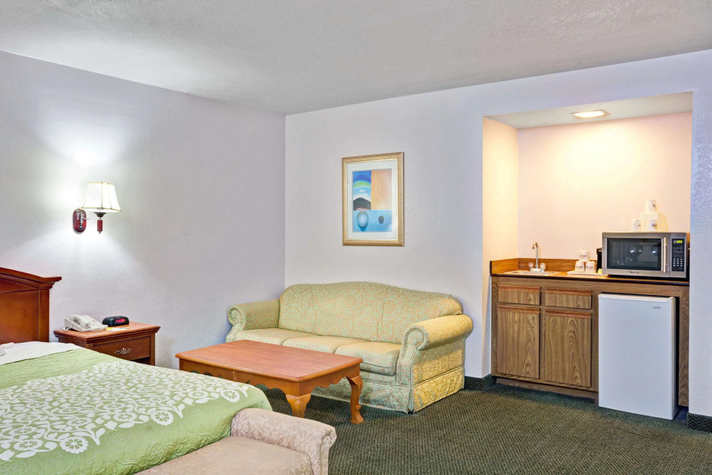 Days Inn & Suites by Wyndham Fullerton