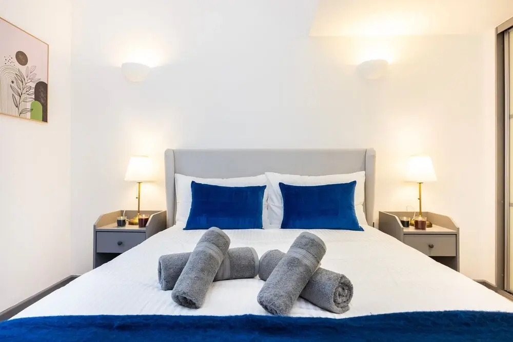 2 Bed 2 Bath Deluxe Flat in Kensington