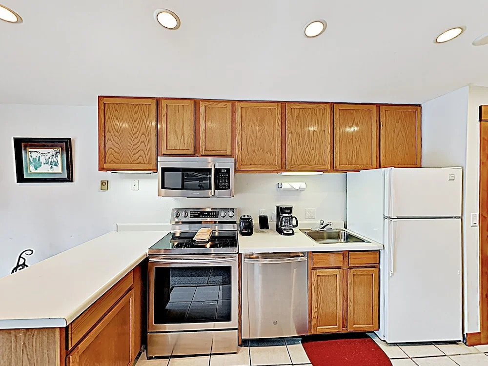New Listing! Ski Studio W/ Pool, Sauna & Hot Tub Studio Bedroom Condo