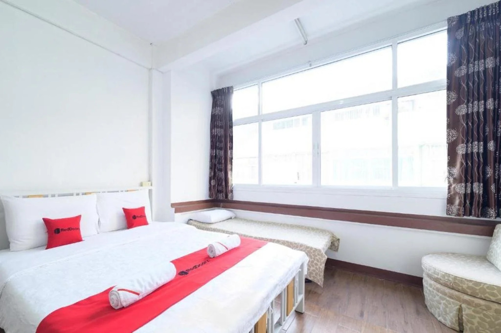RedDoorz Khunnoy Hotel