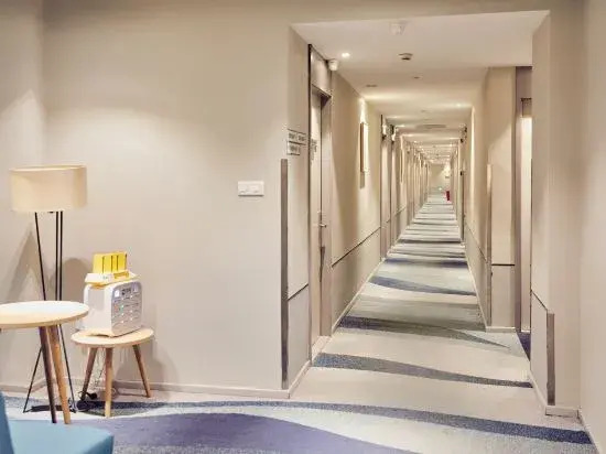 Zhiren Business Hotel (Shanghai Global Harbor Longde Road Subway Station)