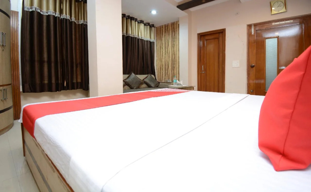 Hotel Royals By OYO Rooms