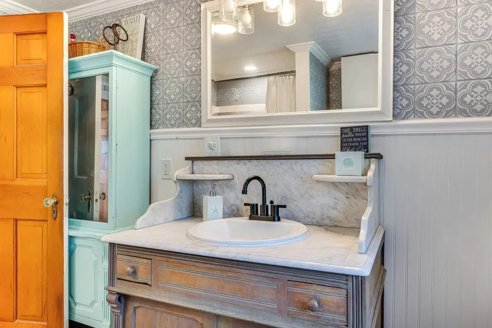 Hot Tub & Fireplace: Coastal Getaway in Maine