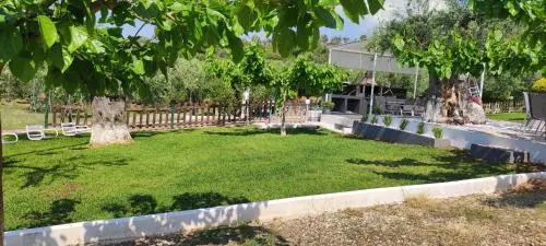 Garlis Apartments