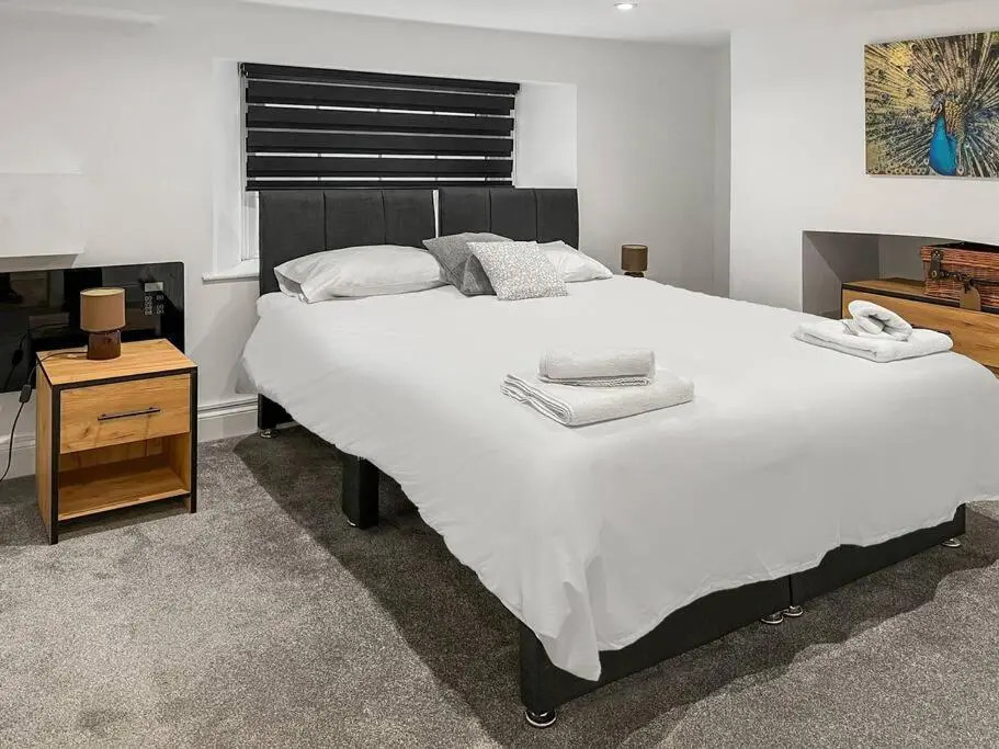 Bright and spacious 1-BDR flat w/ free parking