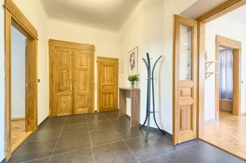 Spacious And Bright Apartment Dusni 13