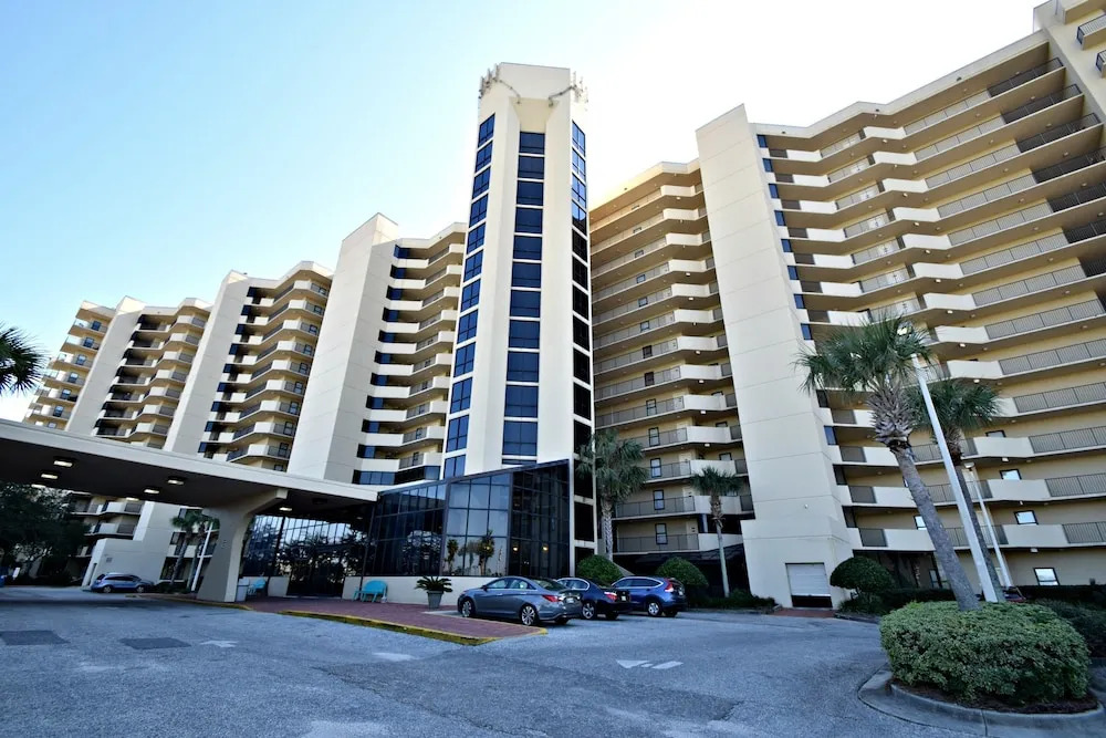 Phoenix Vii 71208 3 Bedroom Apts by RedAwning