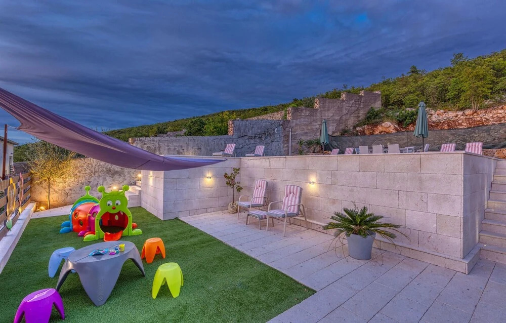 Amazing Home in Dramalj With Wifi, 2 Bedrooms and Outdoor Swimming Pool