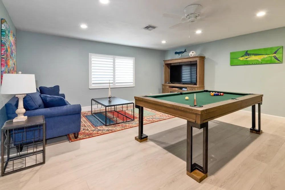 Luxe Waterfront : Pool, Boat Dock, Near Beach 4 Bedroom Home