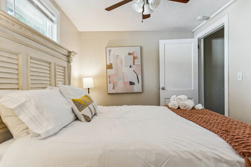 Lakeshore Lush 4 Bedroom Home by RedAwning