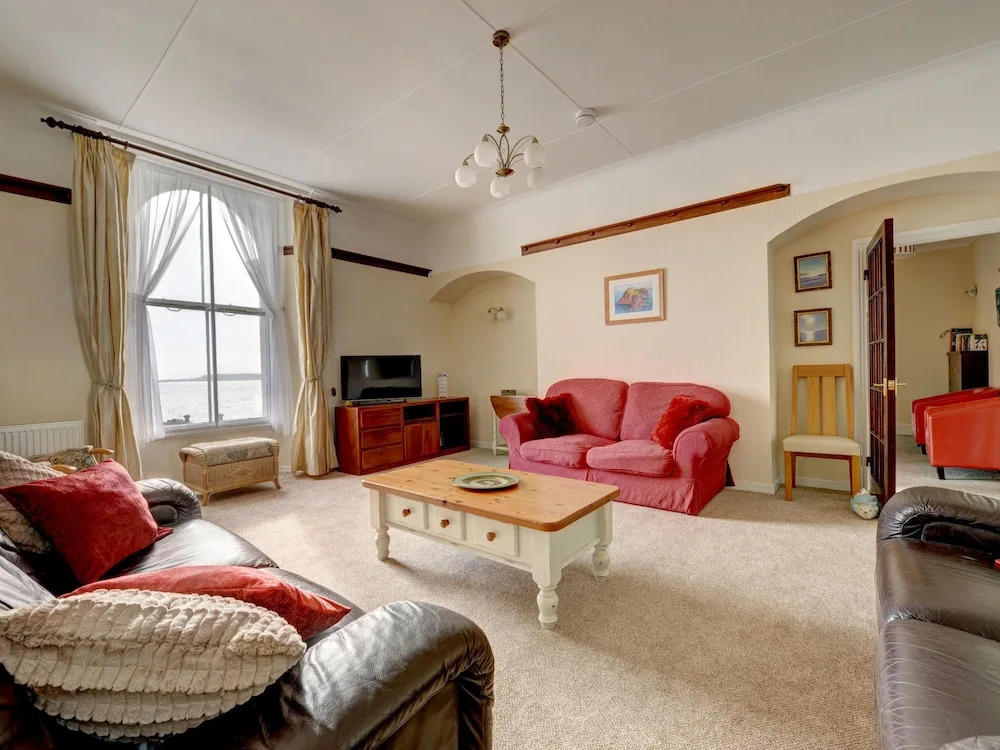 Bright, Spacious Apartment in Tenby, Looking out Onto Castle Beach