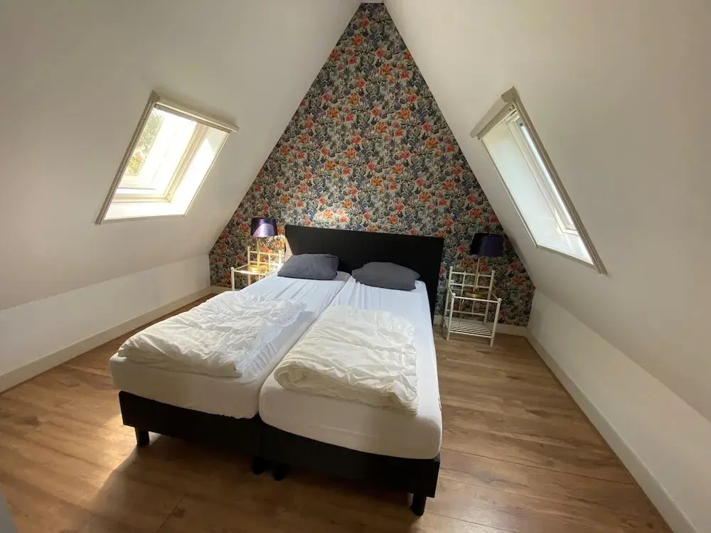 Lush Villa with Hot Tub, Private Fenced Garden in Hippolytushoef