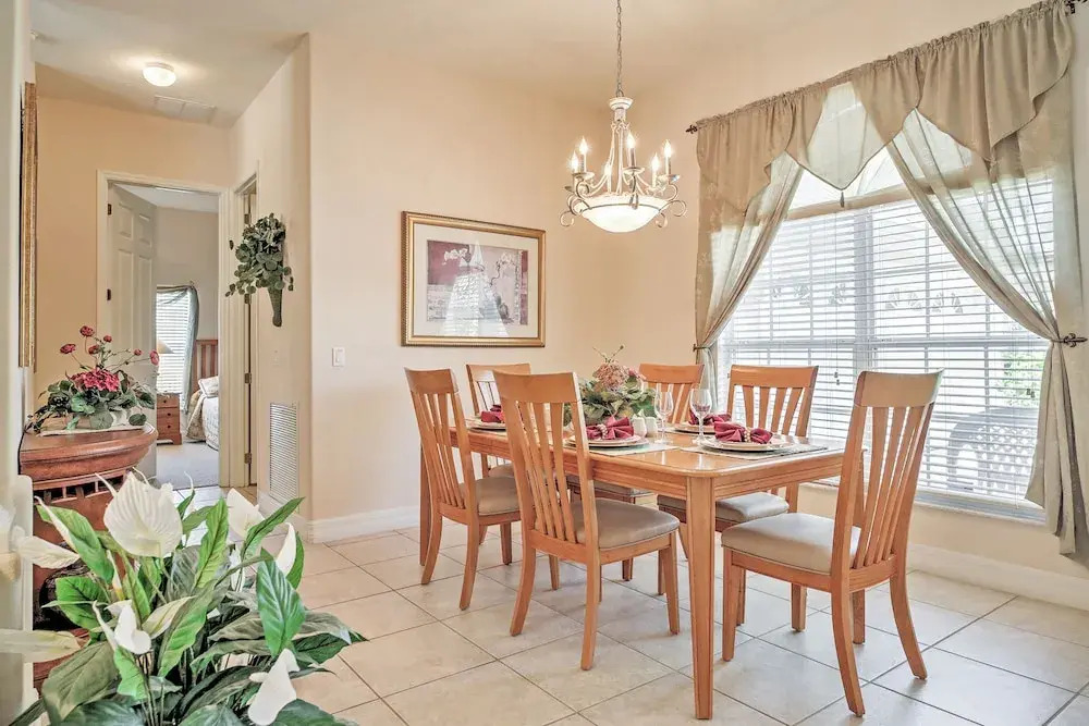 4 Mi to Disney: Kissimmee Group Getaway