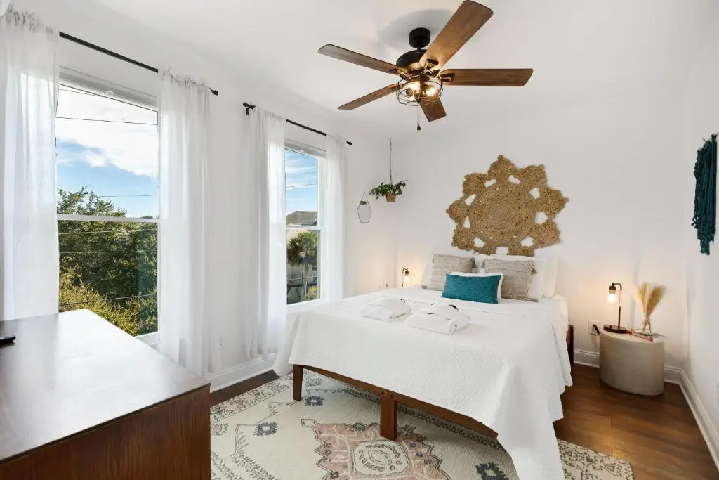 79 Sandbar Ln - Folly in Love - Renovated Private Home - Sunset Views