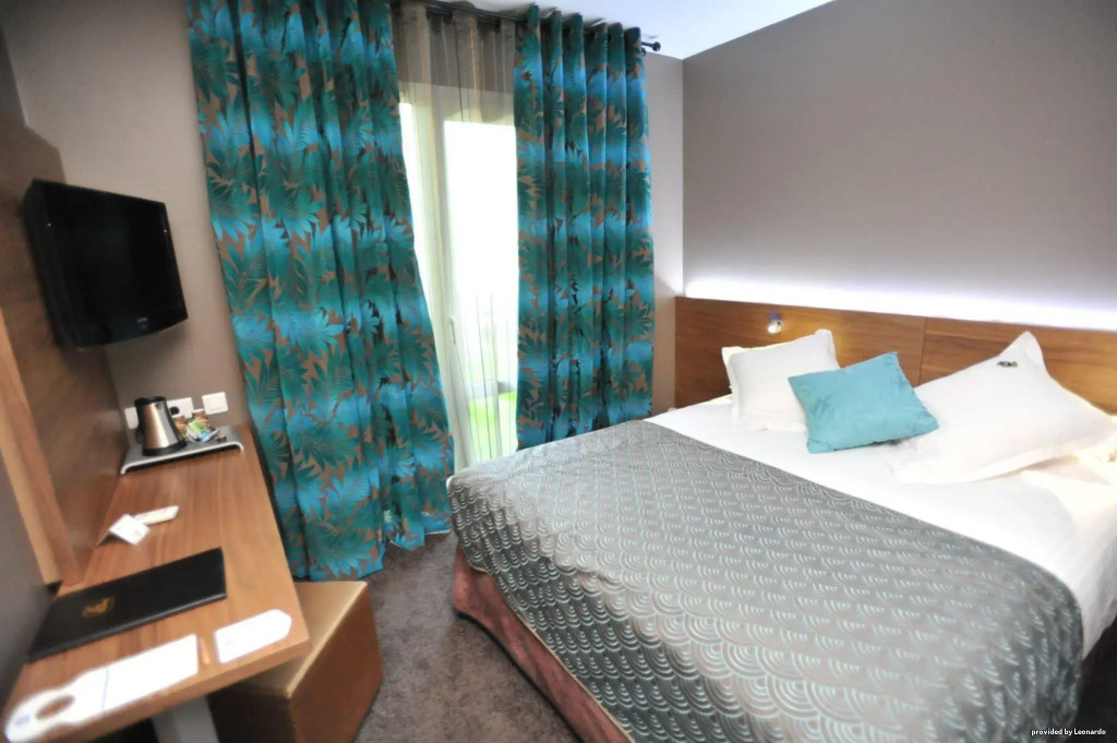 Hotel Full Colors