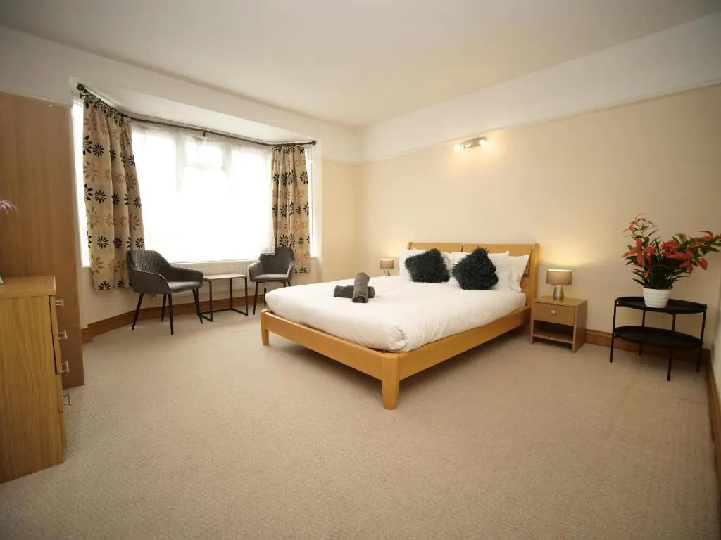 Town Centre Apartment Sleeps 9