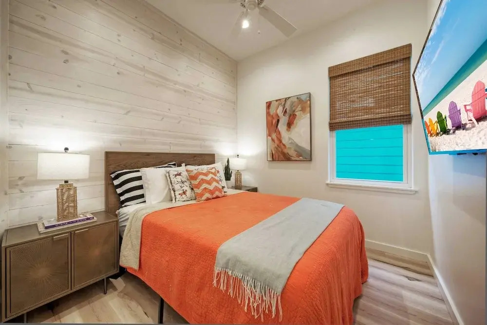 2 Homes, Sleeps 22 2 Private Pools, Firepit, Steps to Beach Boardwalk Access