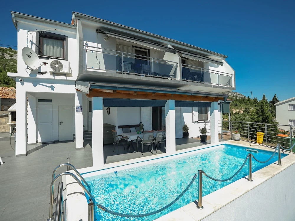 Luxury Apartment with heated pool in Starigrad