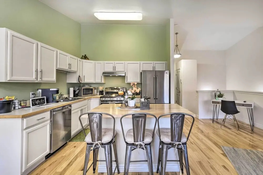 Stunning Anchorage Townhome ~ 5 Mi to Dtwn