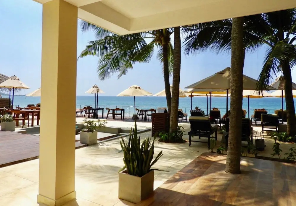 Sapphire Seas Beachfront Hotel
