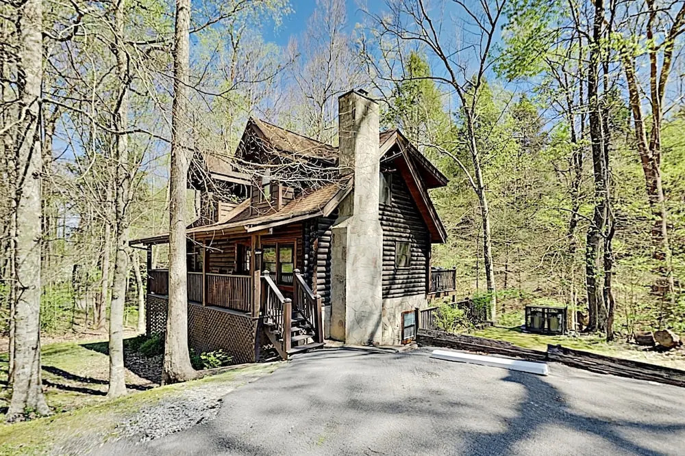 Secluded Creekside W/ Private Hot Tub 4 Bedroom Cabin