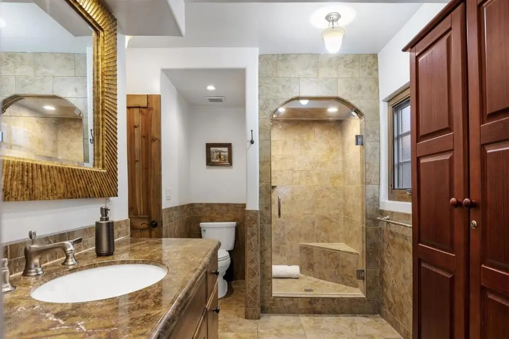 Casa O'keeffe - Five-minute Walk to The Plaza, Quiet Neighborhood, Comfort and Convenience