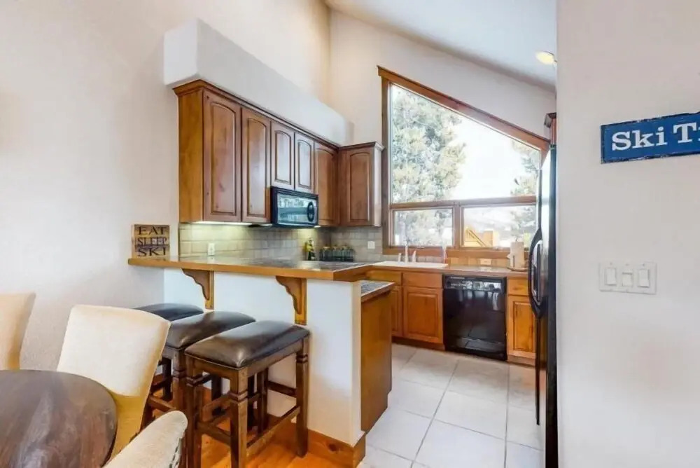 Ski-in/ski-out 3 Bedroom Townhome at Snowflake Lift With Private Hot Tub
