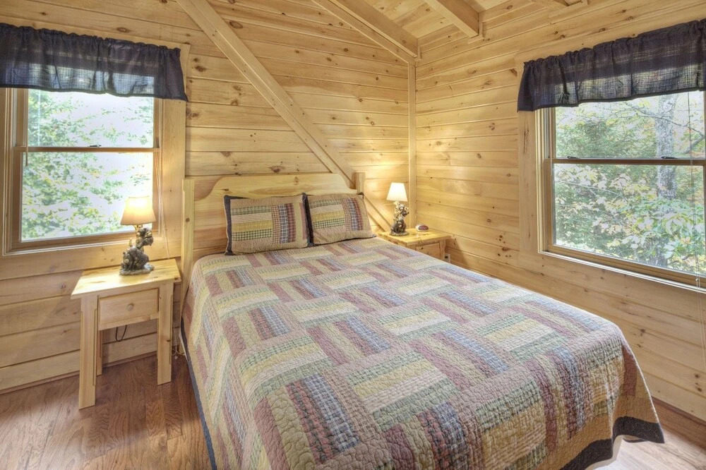 Er91 - Eagle's Beauty - Great Location - Close To All The Action! 2 Bedroom Cabin by RedAwning